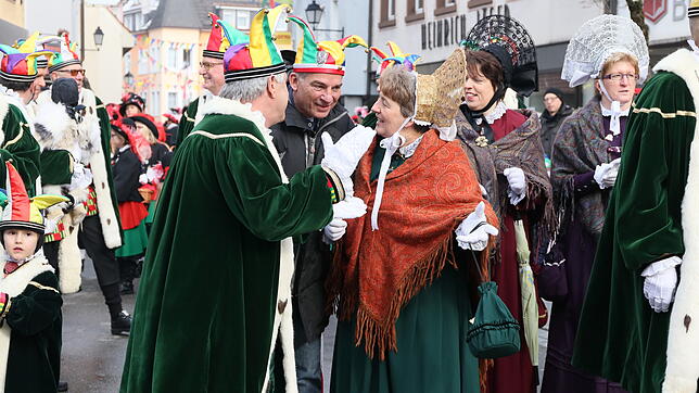 Auch heute gehört das Bad in der Menge und der Kontakt zu den Narren zum festen Programm eines jeden Beklagten, den das Narrengericht ...