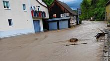 Land unter in Grimmelshofen. Innerhalb von gerade mal acht Minuten wurde das Dorf durch das Hochwasser im Mühlbach überflutet. Die ...
