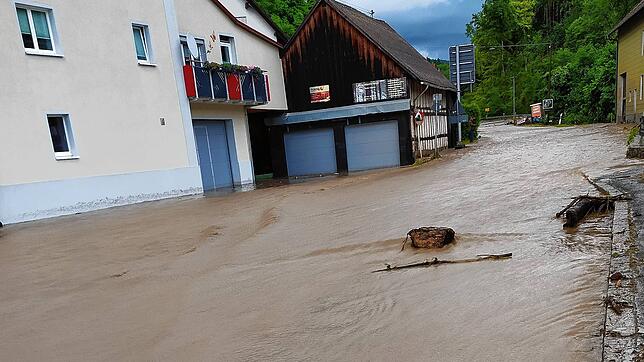 Land unter in Grimmelshofen. Innerhalb von gerade mal acht Minuten wurde das Dorf durch das Hochwasser im Mühlbach überflutet. Die ...