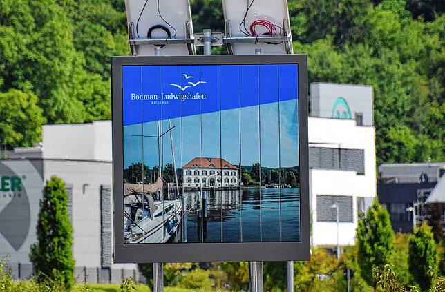 Die dynamische Tafel ändert ihre Anzeige vom Bild der Gemeinde, um mit grün oder rot anzuzeigen, wie die Situation, also Anzahl, der ...