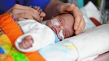 Frühgeborene und kranke Neugeborene werden auf der neonatologischen Intensivstation der Kinderklinik in Friedrichshafen versorgt.