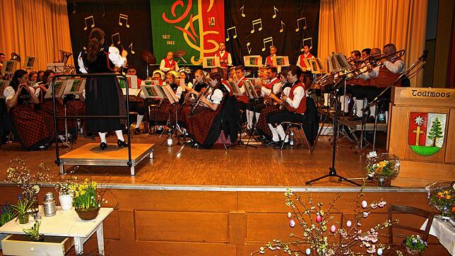 Die Trachtenkapelle Todtmoos präsentiert sich bei ihrem Jahreskonzert in der österlich dekorierten Wehratalhalle in bester Spiellaune. ...