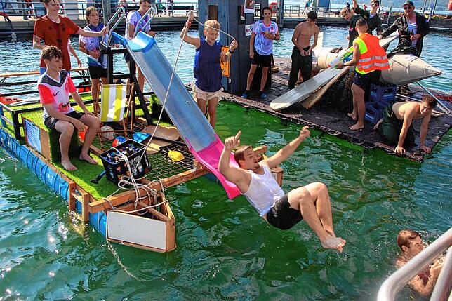 Ins Wasser rutschen war an diesem Samstagnachmittag immer wieder angesagt, schließlich bewegten sich Temperaturen um 30 Grad Celsius.