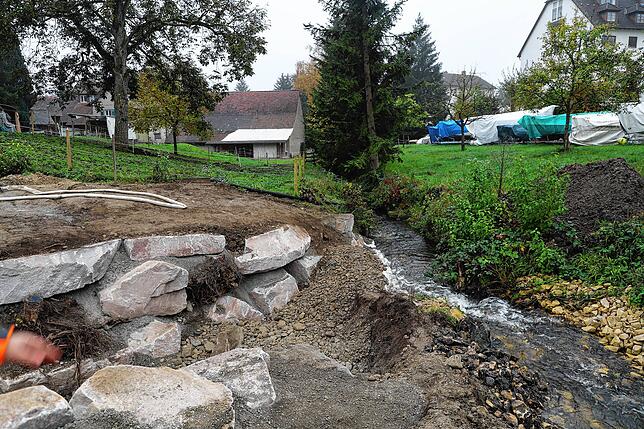 Noch wird der kleine Mühlbach umgeleitet. Ab Mitte November darf das Fließgewässer dann in sein neues Bachbett umziehen.