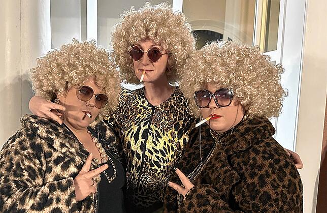 Extra aus Blumberg angereist sind diese Damen als „Oma Yetta Rosenberg“ gekleidet. Alle drei sind große Fans der US-Serie „Die Nanny“.