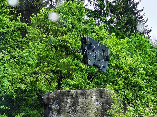 An der Seilbahn wird das Fleisch befestigt und mit bis zu 40 Kilometer pro Stunde durch das Gehege gezogen.
