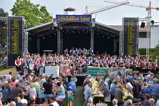 Traumwetter bei der Eröffnung des 39. Salemer Schlossseefestes. Vor vollen Reihen spielten die sechs Musikkapellen ...