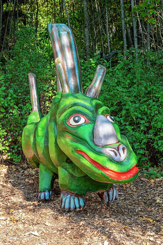 Die farbigen Figuren am Schlühüwanapfad zwischen Hüsli und Schlüchtsee in Grafenhausen.