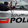 Ein Einsatzfahrzeug der Schaffhauser Polizei steht auf der Straße.