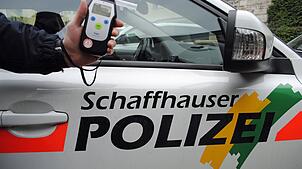 Ein Einsatzfahrzeug der Schaffhauser Polizei steht auf der Straße.