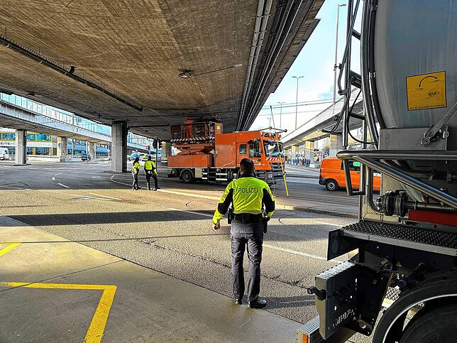 Spezialisten der Basler Verkehrsbetriebe reparieren die Oberleitung unter der Schwarzwaldbrücke in Basel.