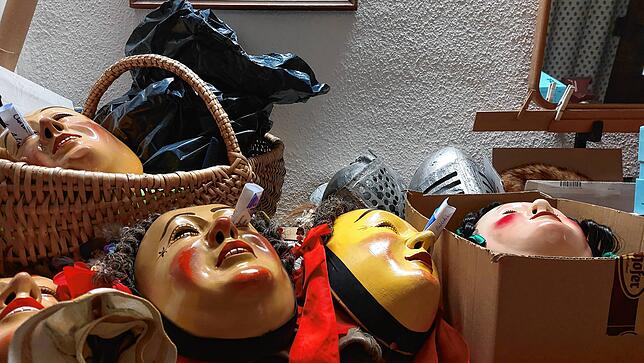 Auch mit traditionellem Häs und Larven ist die Kleiderkammer gut eingedeckt.