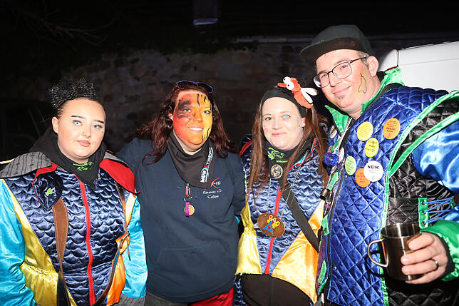 Bild 19: Konstanzer Straßenfasnacht 2025: Auch am Freitagabend wird in den Gassen gefeiert