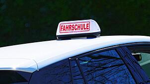Die Staatsanwaltschaft Hechingen klagt einen 41-jährigen Fahrlehrer aus dem Kreis Sigmaringen an. Er soll Fahrschülerinnen vergewaltigt ...