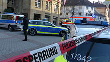 Polizeiabsperrung: Die Szenerie auf dem Schramberger Rathausplatz am Tattag.