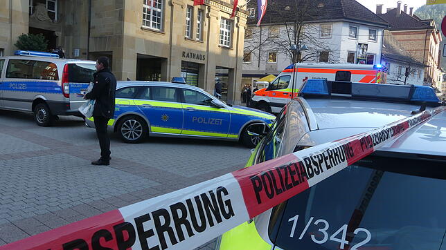 Polizeiabsperrung: Die Szenerie auf dem Schramberger Rathausplatz am Tattag.