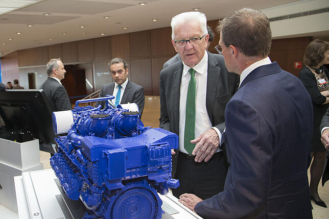 Ministerpräsident Winfried Kretschmann im Gespräch mit Andreas Schell, Vorstandsvorsitzender der Rolls-Royce Power Systems AG.