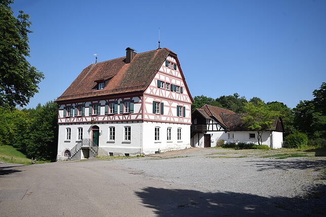 Der Zeiserhof steht direkt an der Zufahrt zum Schloss-Areal. Die Straße von außerhalb kommt von links neben dem Gebäude.