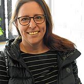 „Ich freue mich jedenfalls sehr, zumal das Lächeln der Schüler ja etwas Unbezahlbares ist.“Priska Claus, Deutsch-, Biologie- ...