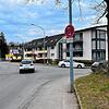 Die leichte Linkskurve wurde der betrunkenen Autofahrerin zum Verhängnis. Sie rammte auf der Straße Am Pfeiferhölzle einen geparkten Jeep.