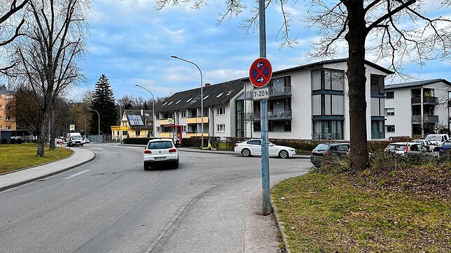 Die leichte Linkskurve wurde der betrunkenen Autofahrerin zum Verhängnis. Sie rammte auf der Straße Am Pfeiferhölzle einen geparkten Jeep.