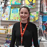 Elena Matt, Filialleiterin der Osiander-Buchhandlung, zeigt sich mit der Kauflaune der Eschinger zufrieden: „Wir haben schon viele ...