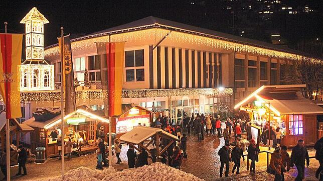 Das Kurhaus ist in den Veranstaltungsreigen des Triberger Weihnachtszaubers einbezogen und erstrahlt dank der vielen LED-Lichter. Bild: ...