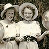 Mechthild Biesinger mit ihrer Freundin Irmgard Kuner bei der Feier der Stadterhebung Wehrs 1950: Damals war die 20-Jährige schon drei ...