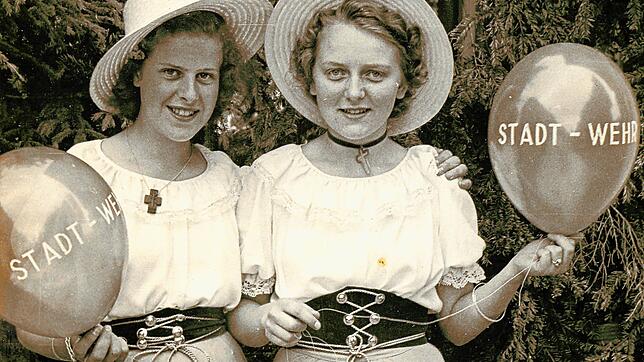 Mechthild Biesinger mit ihrer Freundin Irmgard Kuner bei der Feier der Stadterhebung Wehrs 1950: Damals war die 20-Jährige schon drei ...