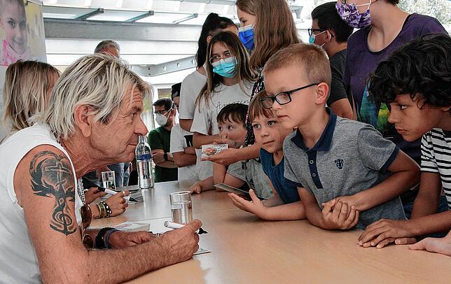 Bild 10: Bilder von der Autogrammstunde von Matthias Reim und Christin Stark in der Nachsorgeklinik Tannheim