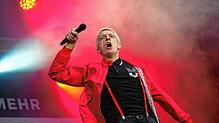Kommt 2022 nach Konstanz: Kraftklub-Sänger Felix Brummer bei einem Konzert in Chemnitz vor vier Jahren (Aufnahme vom 3. September 2018).