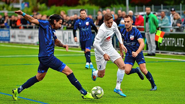 Respekt: Der VfB Waldshut, hier mit Bora Kalyon, Stjepan Kovacevic und Nikica Juric (von links), ist gut beraten den FC Erzingen und ...