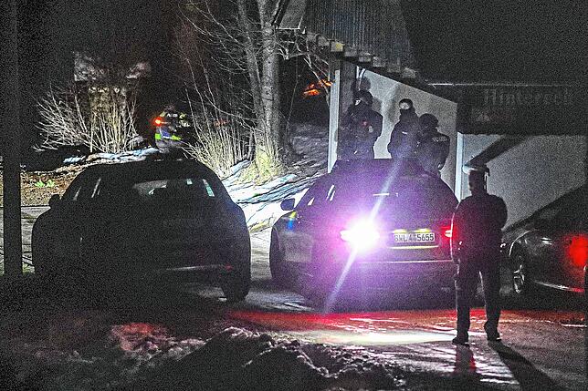 Einsatzkräfte der Polizei in der Mordnacht bei dem Anwesen in Neukirch.