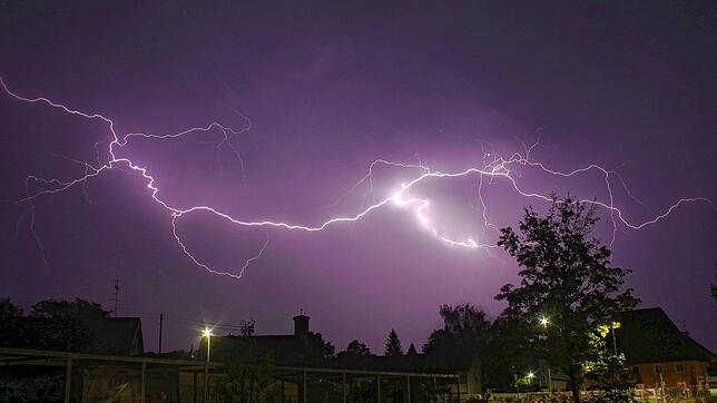 Bild : Unwetter in BW: Starkregen und überflutete Straßen – Bahnstrecken zum Teil gesperrt!