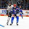 Schwenningens Christopher Brown (vorne, blaues Trikot) leistete mit zwei Toren einen großen Beitrag zum Sieg der Wild Wings gegen die ...