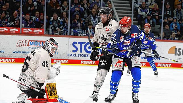 Schwenningens Christopher Brown (vorne, blaues Trikot) leistete mit zwei Toren einen großen Beitrag zum Sieg der Wild Wings gegen die ...