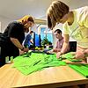 Hochkonzentriert bei der Arbeit: Die Wahlhelfer Jennifer Trefzer, Nico Bibbo, Arthur Bauer und Valeska Witzgall.