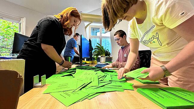 Hochkonzentriert bei der Arbeit: Die Wahlhelfer Jennifer Trefzer, Nico Bibbo, Arthur Bauer und Valeska Witzgall.