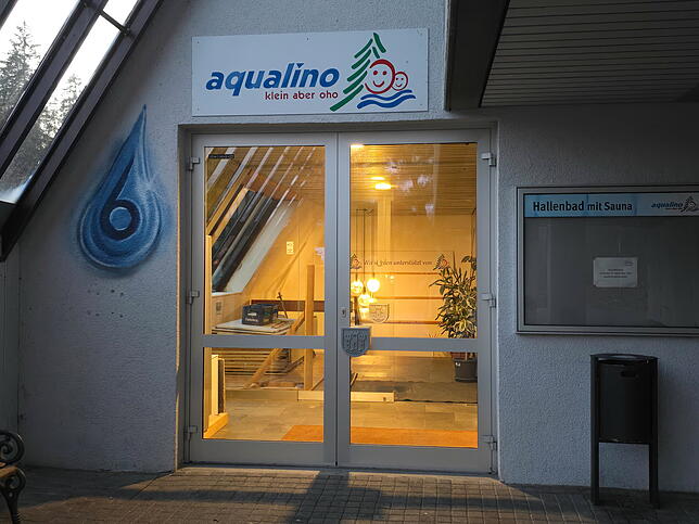 Im ehemaligen Hallenbad Aqualino brennt wieder Licht. Im Foyer wird am 21. März ein neuer Jugendtreff eröffnen.