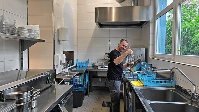 Läuft alles nach Plan: Boban Milovanovic hilft bei der Inbetriebnahme der Küche im Bahnhof Fischbach, wo er auch als Beikoch tätig sein ...