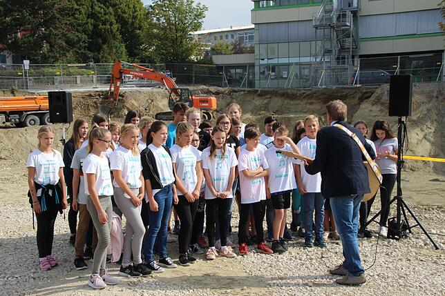 Der Chor der Realschule unter Leitung von Roland Ruf.