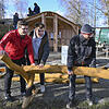 Aufbau der Jugendhütte am See: Die Jugendgemeinderäte (von links) Jannik Probst und Leon Löchle bauen zusammen mit Kristof Günther eine ...