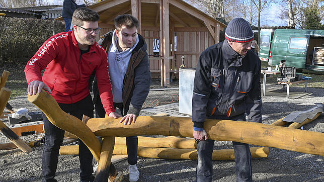 Aufbau der Jugendhütte am See: Die Jugendgemeinderäte (von links) Jannik Probst und Leon Löchle bauen zusammen mit Kristof Günther eine ...