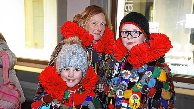 Bild 6: Mit dem Butzenlauf wird die Straßenfasnacht eingeläutet