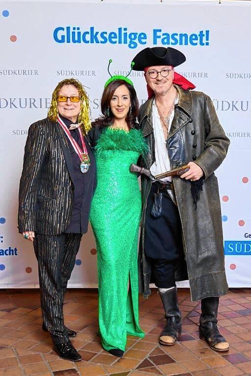 Bild 5: Bilder der SWR-Fasnacht: Narren glänzen vor der SÜDKURIER-VIP-Wand im Konzil