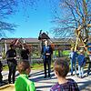 Weihen den neuen Spielplatz ein (von links): Ferdi Cihan, Philipp Feldschmid und Simon Gröger haben viele junge Zuhörer.