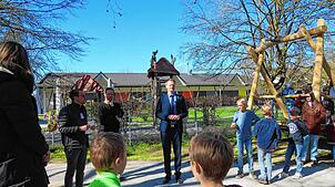 Weihen den neuen Spielplatz ein (von links): Ferdi Cihan, Philipp Feldschmid und Simon Gröger haben viele junge Zuhörer.