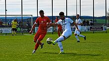 Adrian Vaclavnik (links, FC Löffingen) und Max Schneider (SV Aasen) im Kampf um den Ball.