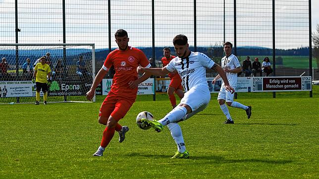 Adrian Vaclavnik (links, FC Löffingen) und Max Schneider (SV Aasen) im Kampf um den Ball.
