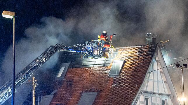 Der Dachstuhl stürzte bei dem Brand in Bisingen ein.